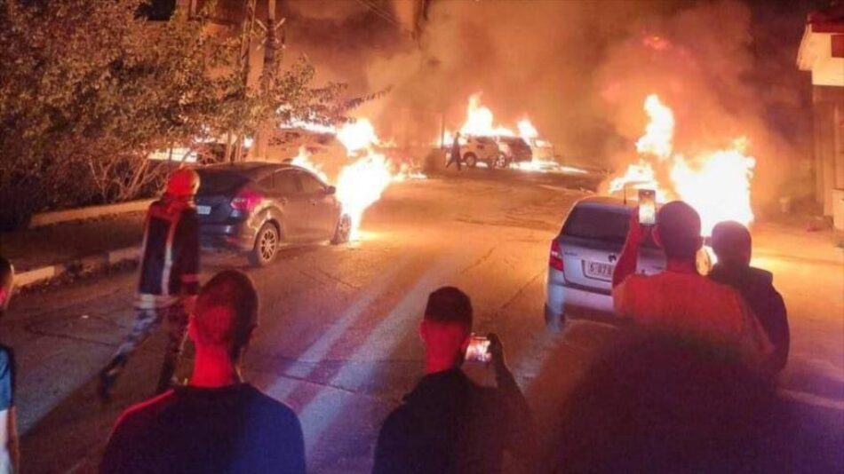 Colonos israelíes queman coches de palestinos en Cisjordania