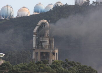 El Conceyu contra la Incineración denuncia la intención de aumentar a 100.000 toneladas la quema de residuos en la cementera de Aboño (Asturias)