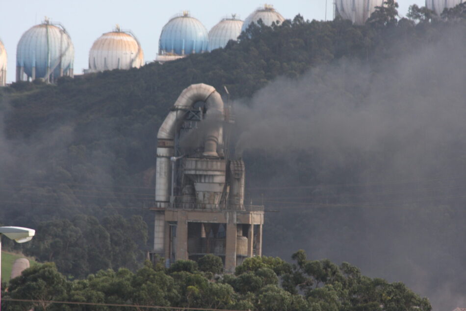 El Conceyu contra la Incineración denuncia la intención de aumentar a 100.000 toneladas la quema de residuos en la cementera de Aboño (Asturias)