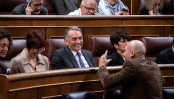 El Pleno del Congreso vota a Enrique Santiago como portavoz del Grupo Plurinacional Sumar en la comisión de secretos oficiales tras proponerlo el propio grupo dentro de su reestructuración