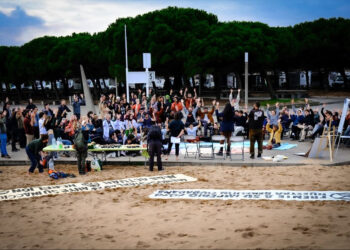 Un centenar de activistas tratan de acceder a las instalaciones de Arcelor Mittal bajo el lema «la DANA empieza aquí»