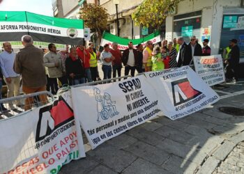 La Plataforma Ciudadanía Centros Residenciales públicos y dignos de Extremadura se concentró hoy jueves para pedir al SEPAD más inversión en los centros residenciales de mayores