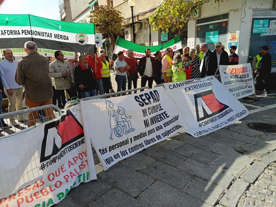 La Plataforma Ciudadanía Centros Residenciales públicos y dignos de Extremadura se concentró hoy jueves para pedir al SEPAD más inversión en los centros residenciales de mayores