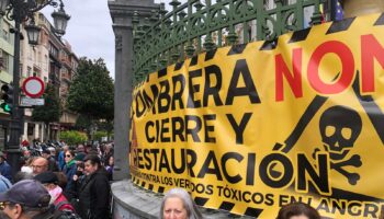 Decenas de personas acuden a la concentración frente a la Xunta Xeneral del Principado de Asturies contra la incineración de residuos en Mieres y los vertidos tóxicos en Lada