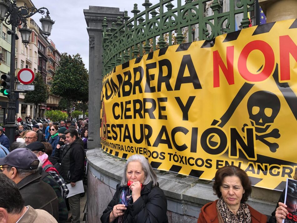 Decenas de personas acuden a la concentración frente a la Xunta Xeneral del Principado de Asturies contra la incineración de residuos en Mieres y los vertidos tóxicos en Lada