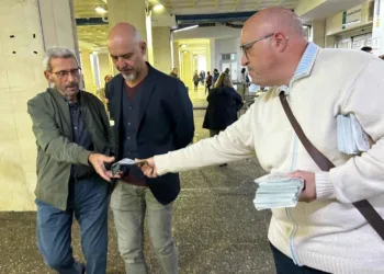 Expulsan a activistas de FACUA Cádiz del Hospital Puerta del Mar mientras repartían información sobre los derechos de los pacientes