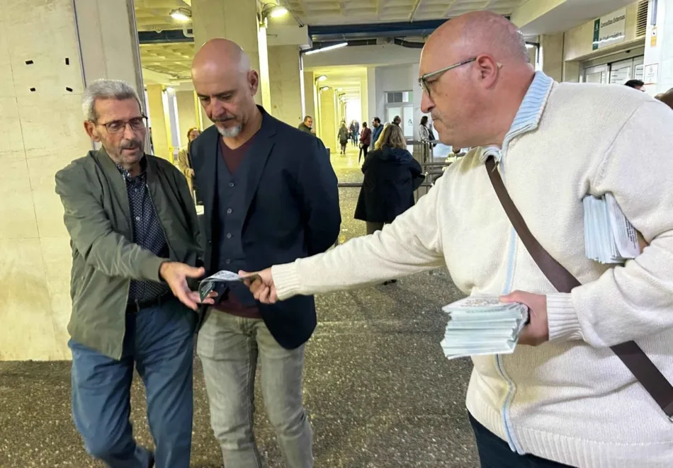 Expulsan a activistas de FACUA Cádiz del Hospital Puerta del Mar mientras repartían información sobre los derechos de los pacientes