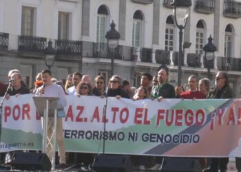 Miguel Ríos, Nena Daconte, Dollar Selmouni o Marisa Paredes actúan en la Puerta del Sol para exigir el Alto el Fuego en Palestina