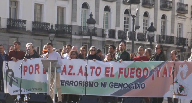 Miguel Ríos, Nena Daconte, Dollar Selmouni o Marisa Paredes actúan en la Puerta del Sol para exigir el Alto el Fuego en Palestina