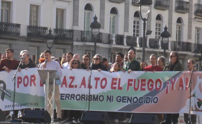 Miguel Ríos, Nena Daconte, Dollar Selmouni o Marisa Paredes actúan en la Puerta del Sol para exigir el Alto el Fuego en Palestina