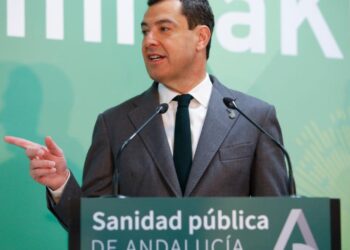 Por Andalucía, Adelante y PSOE piden un debate general plenario sobre las contrataciones de emergencia de Moreno Bonilla en sanidad de 2021 a 2024