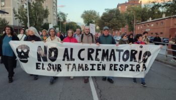 Presentación en Cibeles de miles de firmas contra la apertura del crematorio de la M40