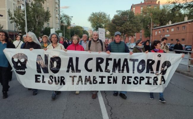 Se reanudan las protestas en la calle contra el crematorio de la M40