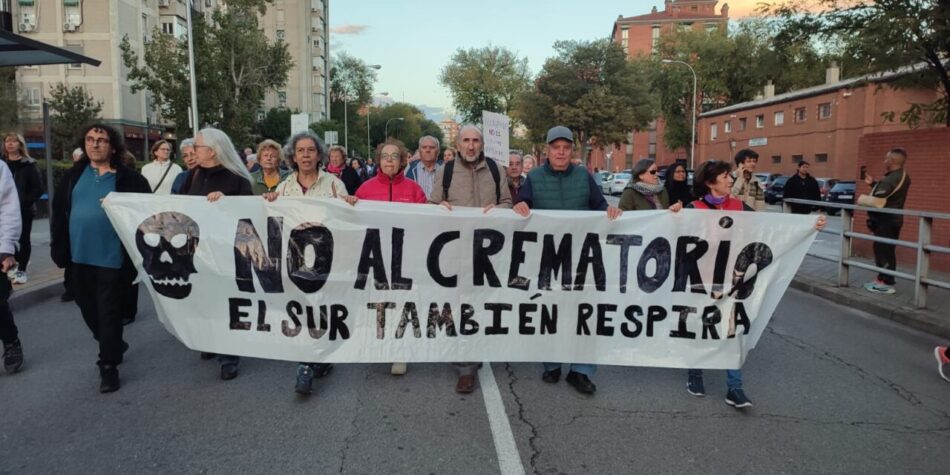 Presentación en Cibeles de miles de firmas contra la apertura del crematorio de la M40