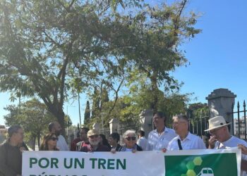 Diversas plataformas se concentran frente al parlamento andaluz en el marco de la Semana de la Movilidad del tren para reivindicar la mejora de las infraestructuras ferroviarias