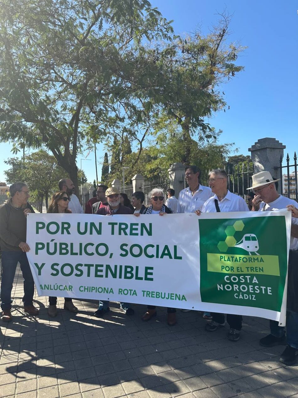 Diversas plataformas se concentran frente al parlamento andaluz en el marco de la Semana de la Movilidad del tren para reivindicar la mejora de las infraestructuras ferroviarias