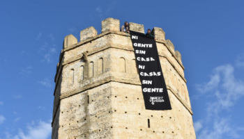 “Jerez por la Vivienda” llama a la ciudadanía a movilizarse este sábado 23 de noviembre con una pancarta en la torre octogonal del Alcázar