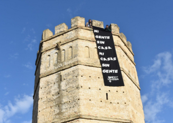 “Jerez por la Vivienda” llama a la ciudadanía a movilizarse este sábado 23 de noviembre con una pancarta en la torre octogonal del Alcázar