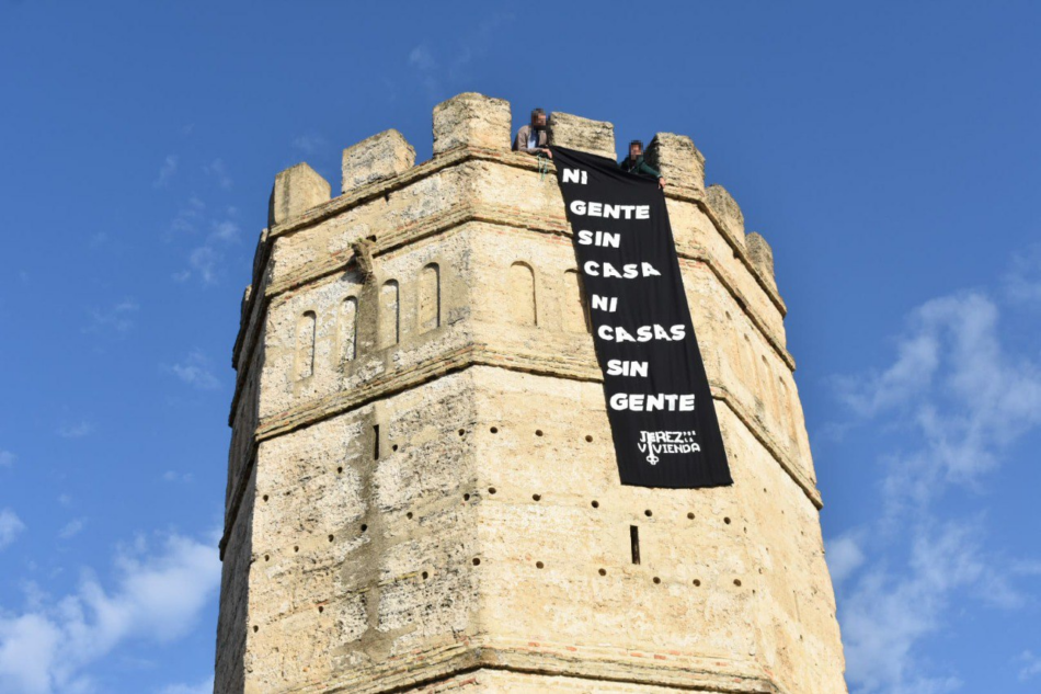 “Jerez por la Vivienda” llama a la ciudadanía a movilizarse este sábado 23 de noviembre con una pancarta en la torre octogonal del Alcázar