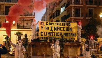 Activistas protestan contra la inacción climática y la gestión de la DANA