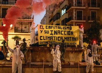 Activistas protestan contra la inacción climática y la gestión de la DANA