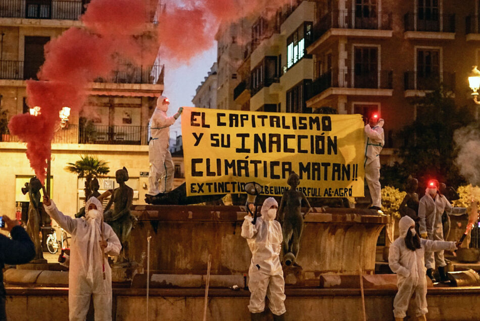 Activistas protestan contra la inacción climática y la gestión de la DANA