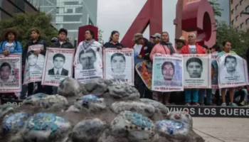 Familiares de desaparecidos de Ayotzinapa se reúnen con presidenta mexicana