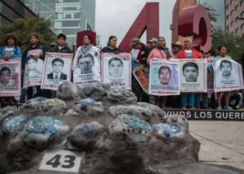 Familiares de desaparecidos de Ayotzinapa se reúnen con presidenta mexicana