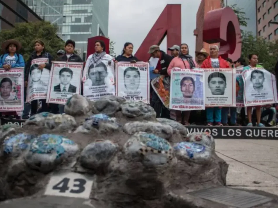 Familiares de desaparecidos de Ayotzinapa se reúnen con presidenta mexicana