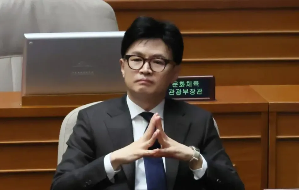 Dimite líder del partido gobernante de Corea del Sur