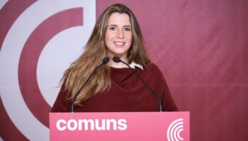 La coordinadora de los Comuns y diputada en el Congreso, Candela López, acusa a Junts de poner la «alfombra roja» a Feijóo con la cuestión de confianza