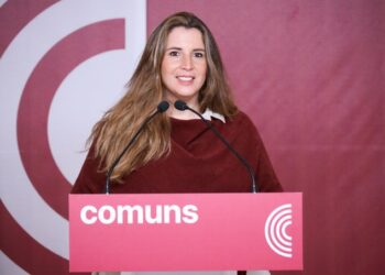 La coordinadora de los Comuns y diputada en el Congreso, Candela López, acusa a Junts de poner la «alfombra roja» a Feijóo con la cuestión de confianza