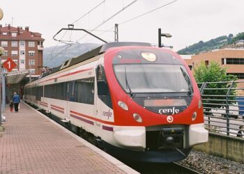 Gobierno de coalición prorroga seis meses los descuentos de hasta el 100% del transporte público para viajeros habituales