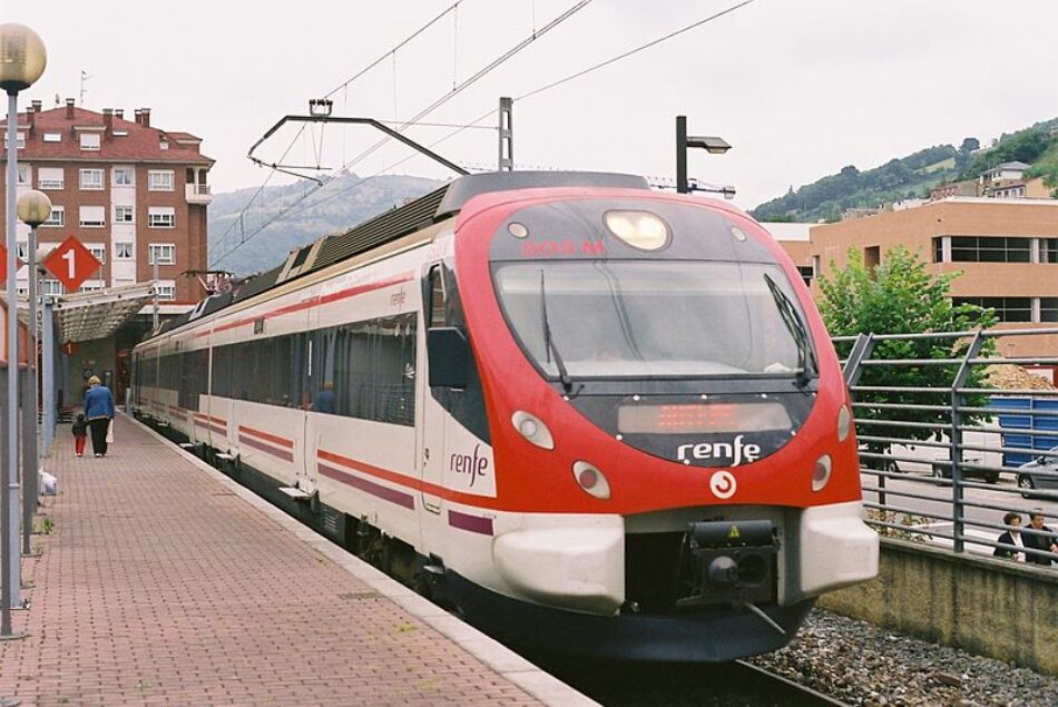 Gobierno de coalición prorroga seis meses los descuentos de hasta el 100% del transporte público para viajeros habituales