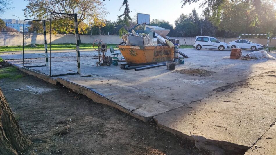 Izquierda Unida Jerez denuncia el destrozo de las pistas deportivas del CEIP Antonio de Nebrija durante las obras de rehabilitación del centro