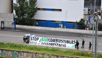 Ecologistas en Acción despliega una pancarta gigante en el puerto de Barcelona contra los biocombustibles de soja