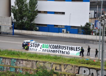 Ecologistas en Acción despliega una pancarta gigante en el puerto de Barcelona contra los biocombustibles de soja