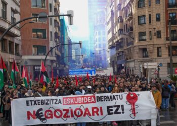 Miles de manifestantes reivindicaron en Bilbao el derecho universal a la vivienda