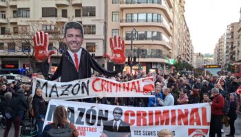 Una gran figura de Mazón con las manos manchadas de sangre abre el bloque de CGT en la manifestación que exige su dimisión