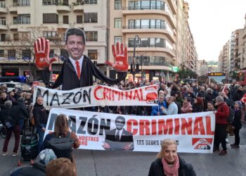 Una gran figura de Mazón con las manos manchadas de sangre abre el bloque de CGT en la manifestación que exige su dimisión