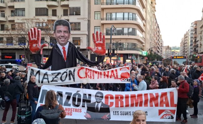 Una gran figura de Mazón con las manos manchadas de sangre abre el bloque de CGT en la manifestación que exige su dimisión