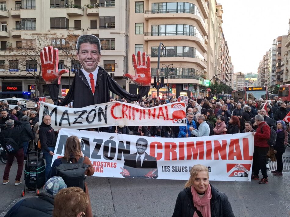 Una gran figura de Mazón con las manos manchadas de sangre abre el bloque de CGT en la manifestación que exige su dimisión