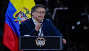 Presidente colombiano reiteró alerta sobre un golpe parlamentario para el 2025