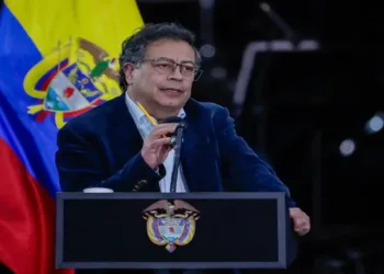 Presidente colombiano reiteró alerta sobre un golpe parlamentario para el 2025