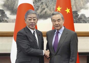 China y Japón escenifican su acercamiento con una visita oficial del ministro de Exteriores nipón