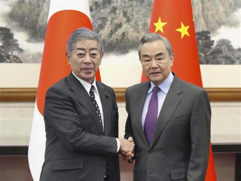 China y Japón escenifican su acercamiento con una visita oficial del ministro de Exteriores nipón