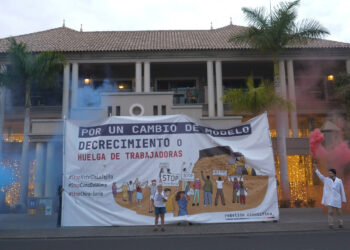 El colectivo ecologista Rebelión Científica se manifiesta frente al hotel Marylanza Suites & Spa