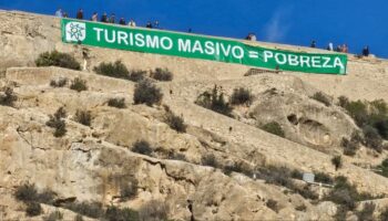 Una pancarta gigante viste Alicante con el lema “Turismo masivo es igual a pobreza”