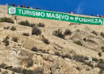 Una pancarta gigante viste Alicante con el lema “Turismo masivo es igual a pobreza”