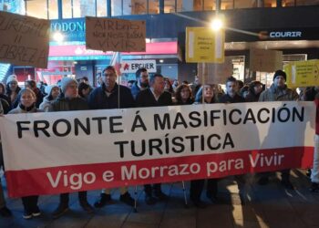 Primeira manifestación da Plataforma Fronte á Masificación Turística Vigo-Morrazo baixo o lema ‘Vigo e O Morrazo para vivir’